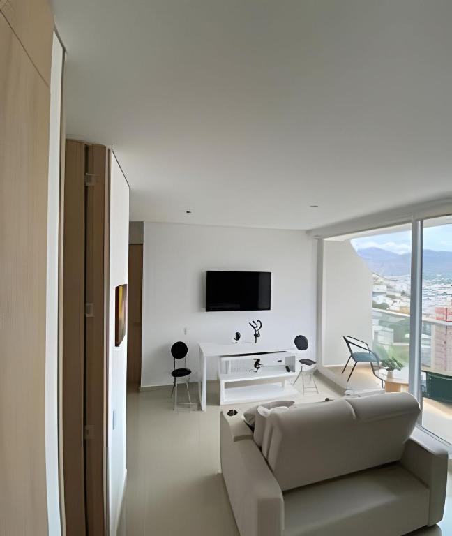 Televiisor ja/või meelelahutuskeskus majutusasutuses Estudio increíble en Bellavista