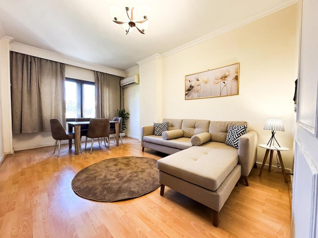 una sala de estar con un sofá y una mesa en Modern 3BR Apartment Family Friendly Stay, en El Cairo