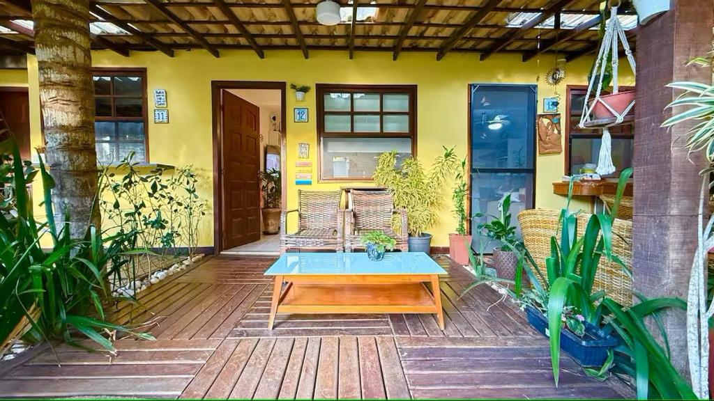 een terras met een tafel en stoelen voor een gebouw bij Casa em Condomínio Residencial Aroeira 500 m Da Praia - Geriba - Armação Dos Búzios in Búzios