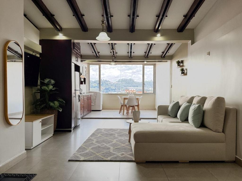 Posezení v ubytování Panoramic Loft Unique Windows and Views