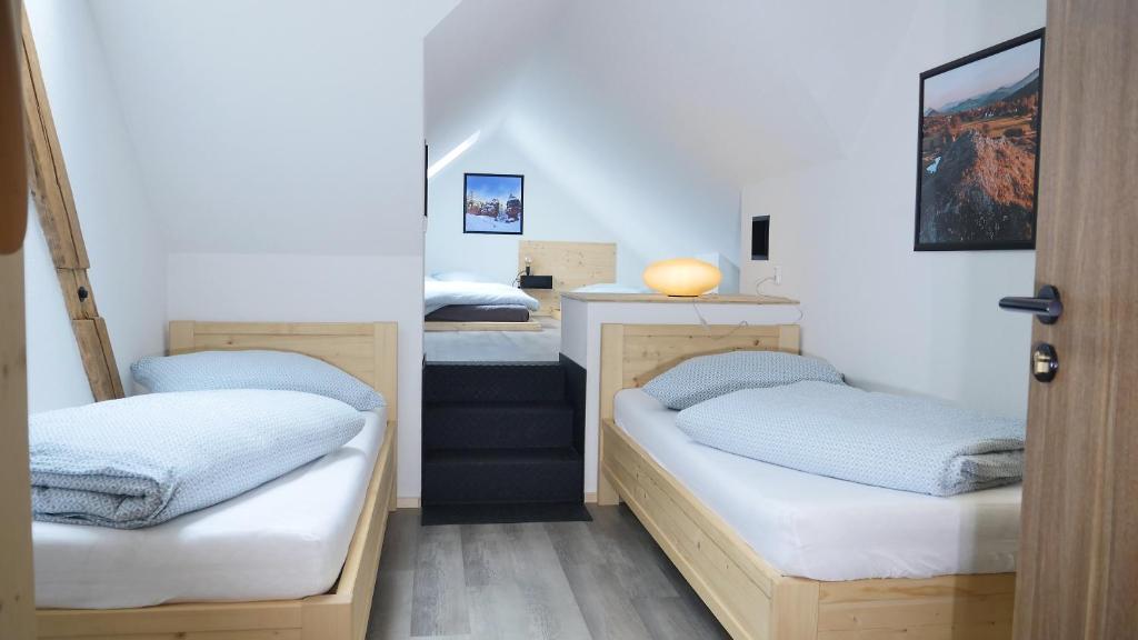KrompachResort Hvozd的有三张双层床的房间