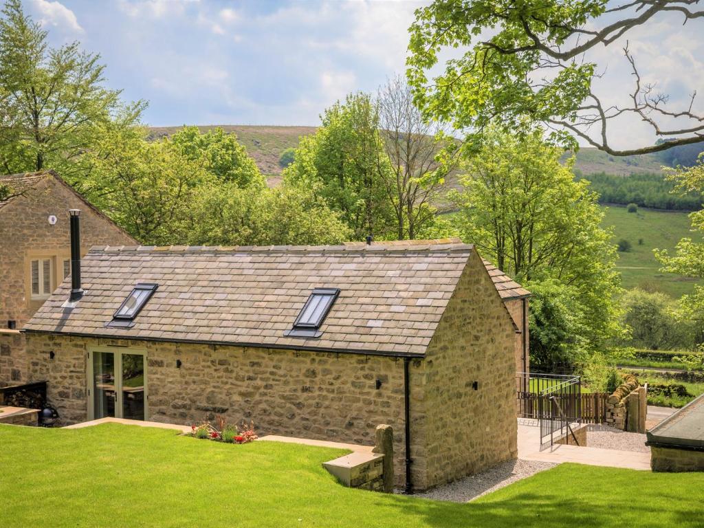 an exterior view of a stone house at 2 Bed in Baslow SKN18 in Baslow
