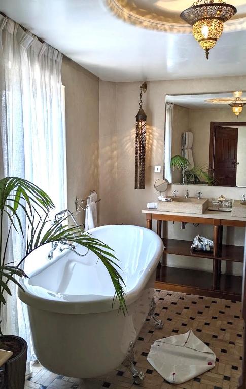 Postel nebo postele na pokoji v ubytování Riad Mayfez Suites & Spa