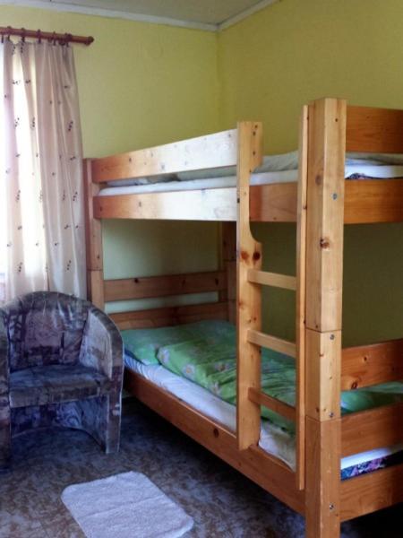 Palanda nebo palandy na pokoji v ubytování Okál