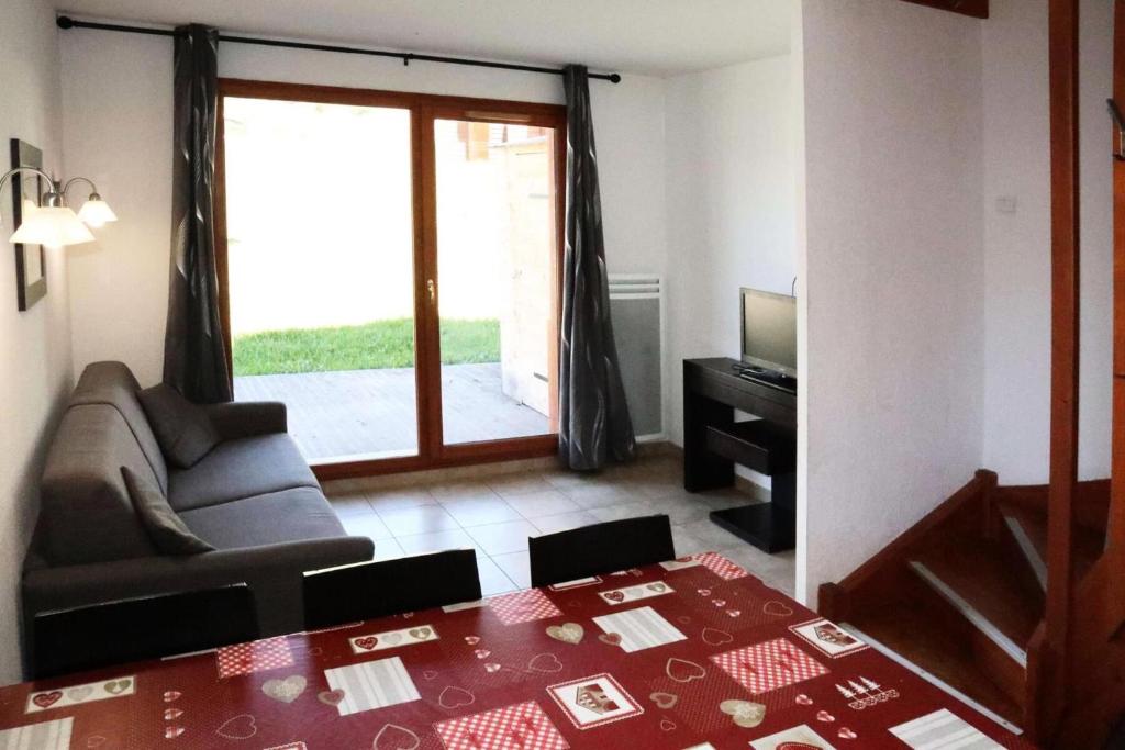un salon avec un canapé et une télévision dans l'établissement Chalet La Combe D Or - Chalet mitoyen en résidence de standing MAE-2094, à Le Mélézet