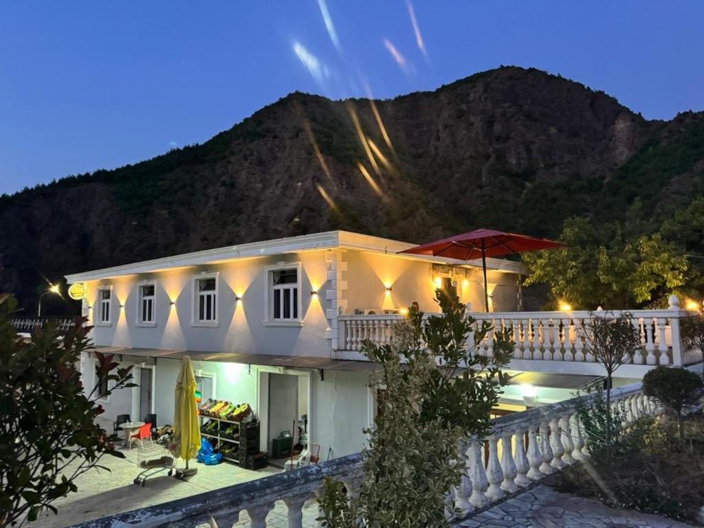 Pemandangan gunung umum atau pemandangan gunung yang diambil dari hotel