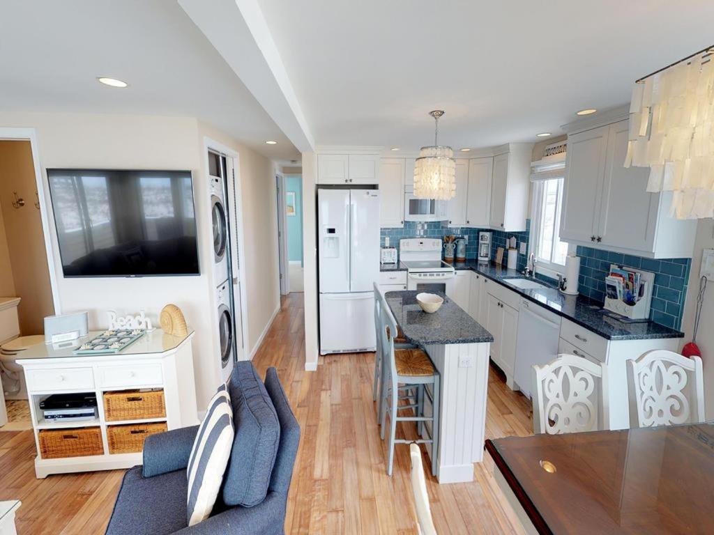 Kuchyň nebo kuchyňský kout v ubytování Ocean Front 1St Floor Duplex With Expansive Views In Brant Beach With Private Beach Access 12094