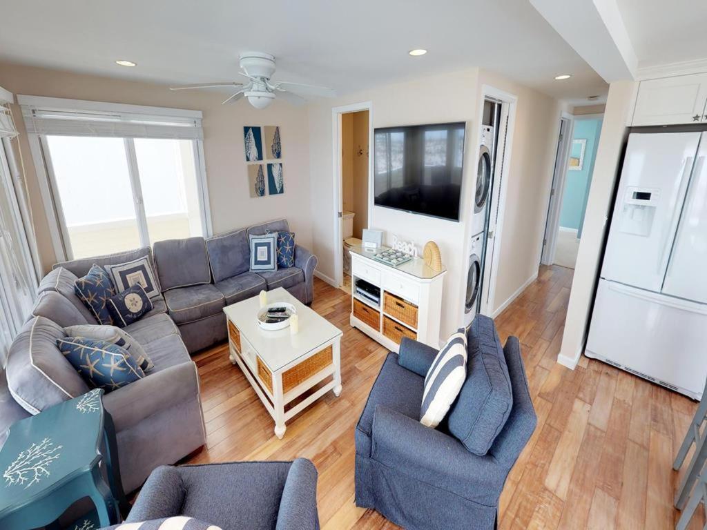 TV a/nebo společenská místnost v ubytování Ocean Front 1St Floor Duplex With Expansive Views In Brant Beach With Private Beach Access 12094
