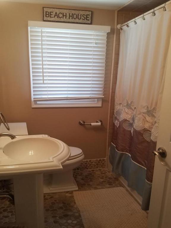 Koupelna v ubytování Ocean Front 1St Floor Duplex With Expansive Views In Brant Beach With Private Beach Access 12094