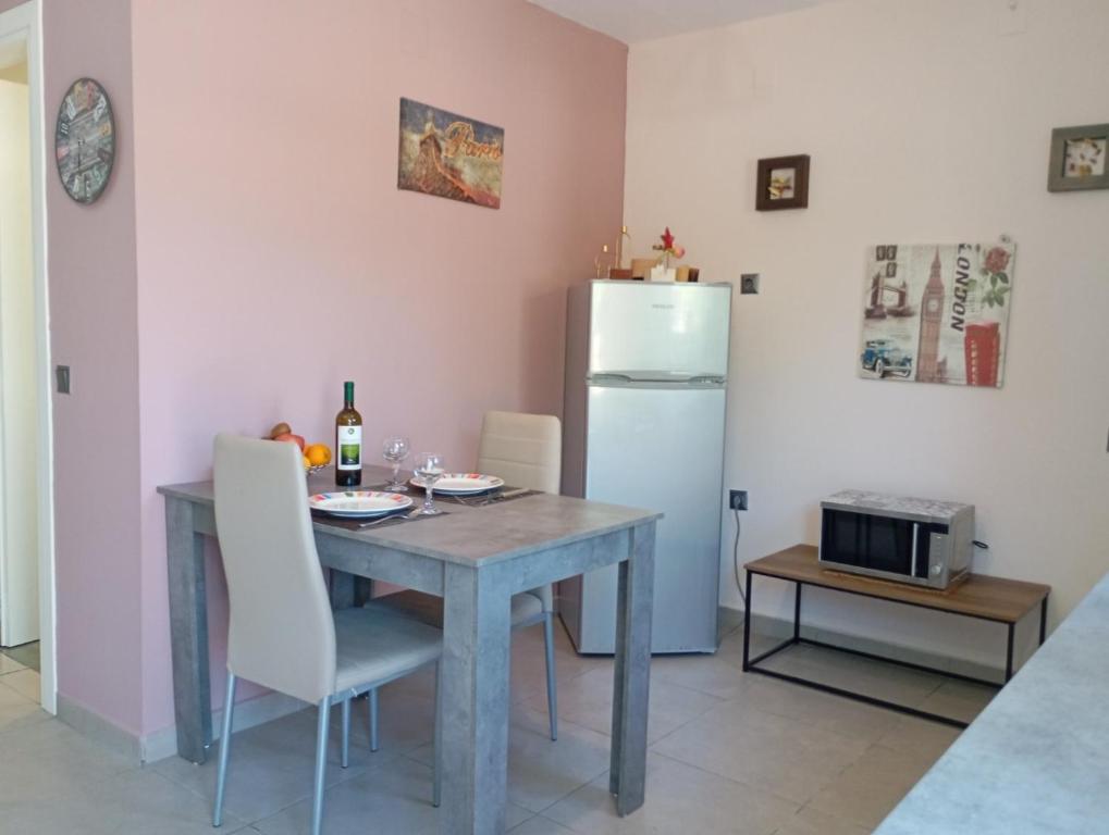 A kitchen or kitchenette at Natasa Studio