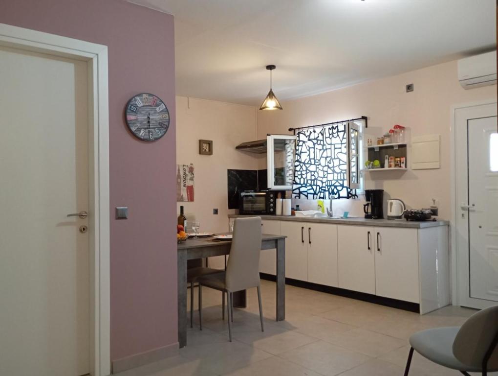 A kitchen or kitchenette at Natasa Studio