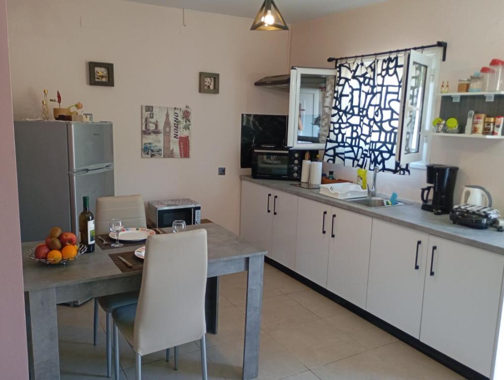 A kitchen or kitchenette at Natasa Studio