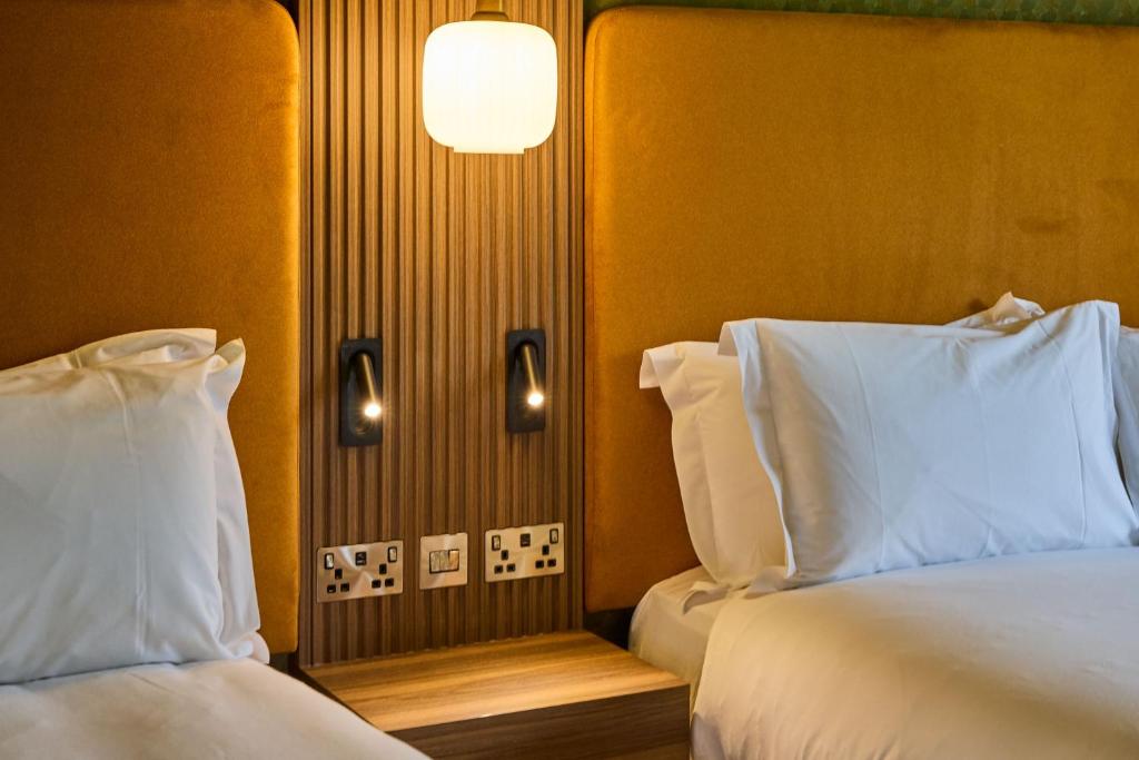 Postel nebo postele na pokoji v ubytování Hazel Tree Lodge Bunclody