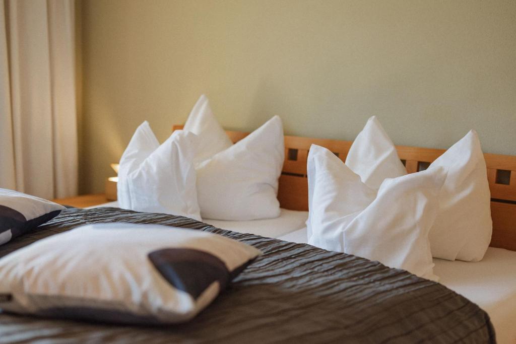 Una cama o camas en una habitación de Chalet Christl Panorama Appartements