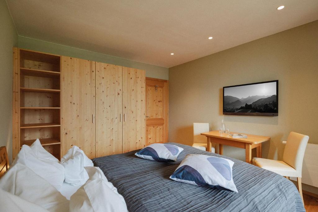 Una cama o camas en una habitación de Chalet Christl Panorama Appartements