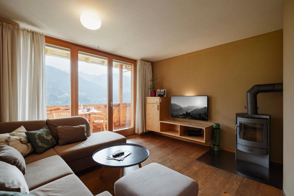 Una televisión o centro de entretenimiento en Chalet Christl Panorama Appartements