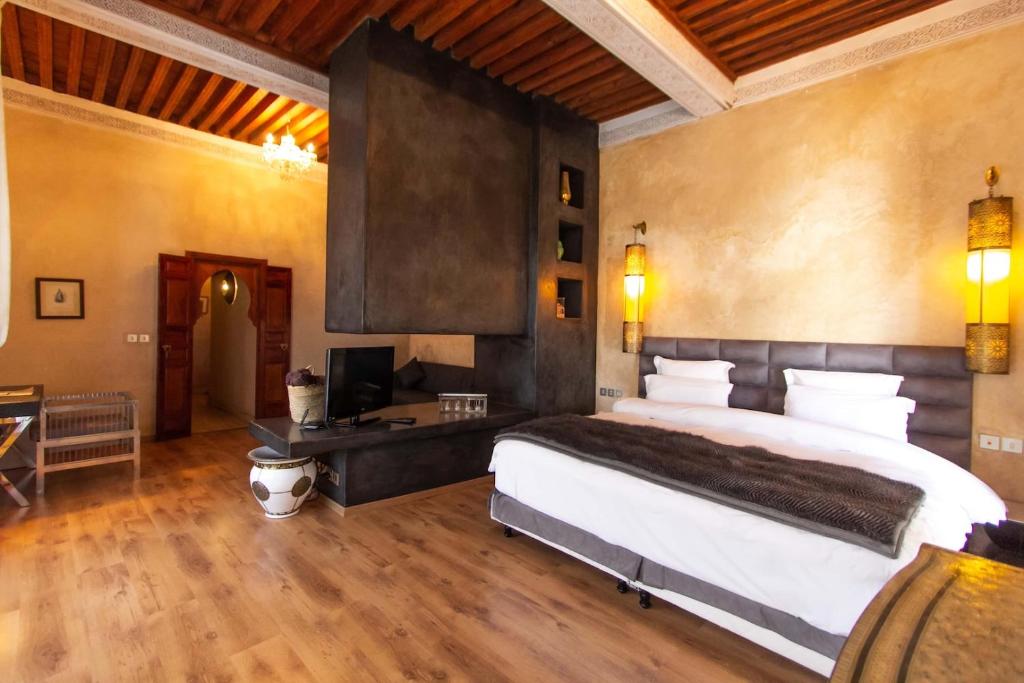 Postel nebo postele na pokoji v ubytování Riad Mayfez Suites & Spa