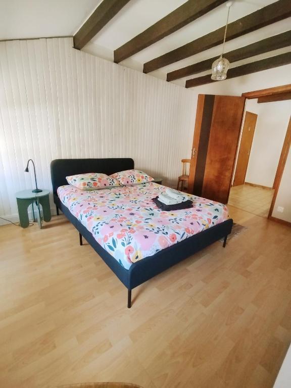 - une chambre avec un lit dans un dortoir doté de parquet dans l'établissement Maison de village au cœur de l'Ariège, à Montgaillard