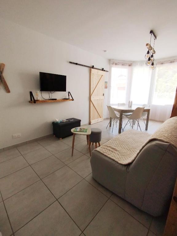 TV a/nebo společenská místnost v ubytování L'escale Ax les Thermes idéal cures et Nature