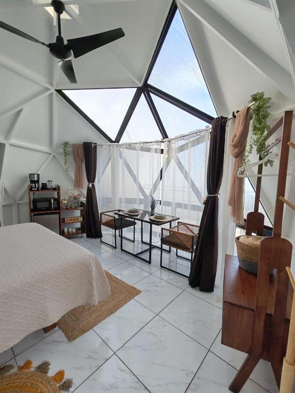 Postel nebo postele na pokoji v ubytování Sunrise Hill Glamping