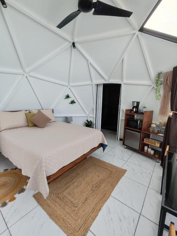 Postel nebo postele na pokoji v ubytování Sunrise Hill Glamping