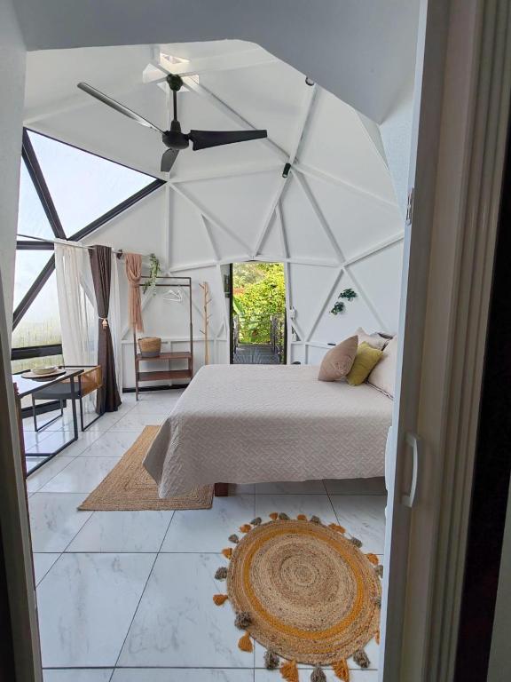 Postel nebo postele na pokoji v ubytování Sunrise Hill Glamping