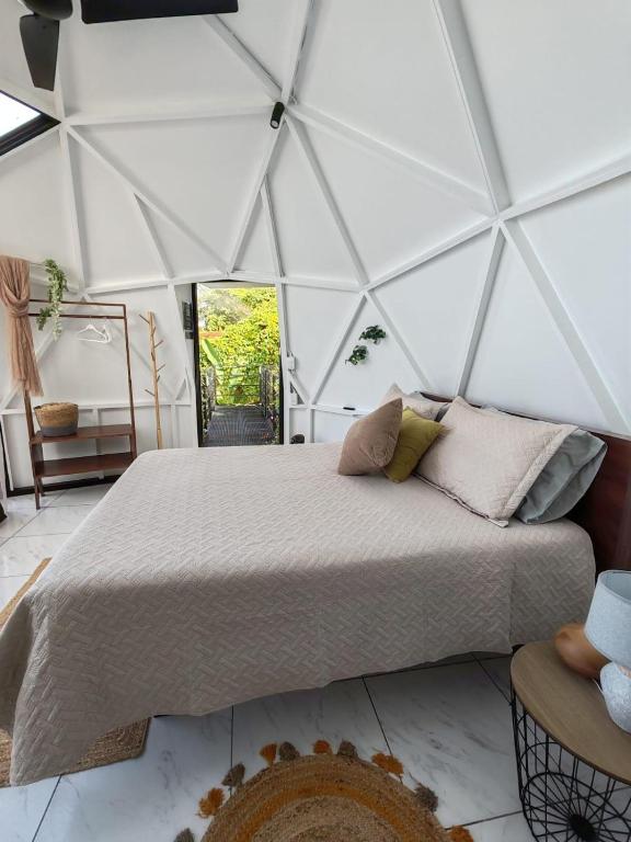 Postel nebo postele na pokoji v ubytování Sunrise Hill Glamping