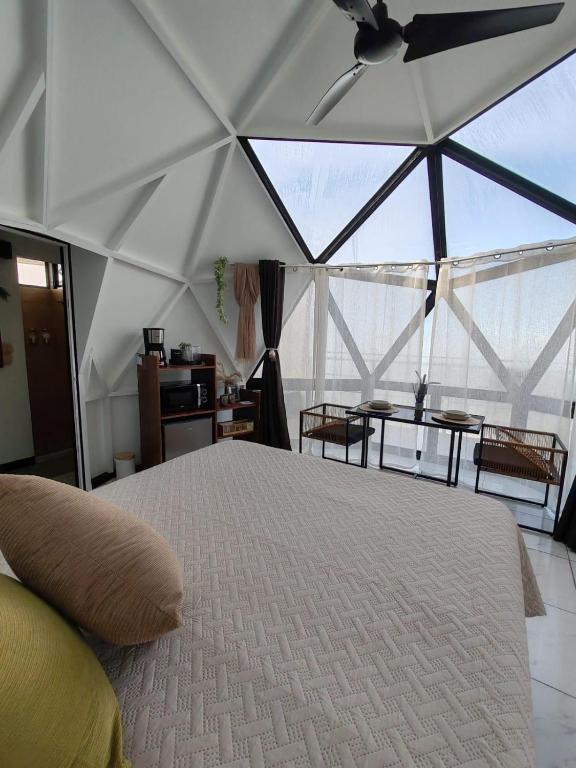 Postel nebo postele na pokoji v ubytování Sunrise Hill Glamping