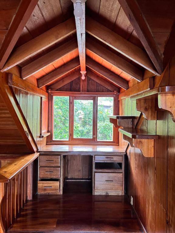 ミンドにあるTONYs HOUSE MINDOの窓と木製の壁が特徴の空間