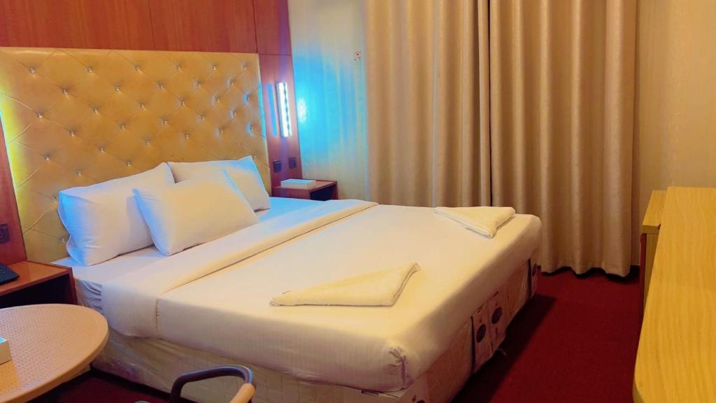 Postel nebo postele na pokoji v ubytování Parasol Hotel