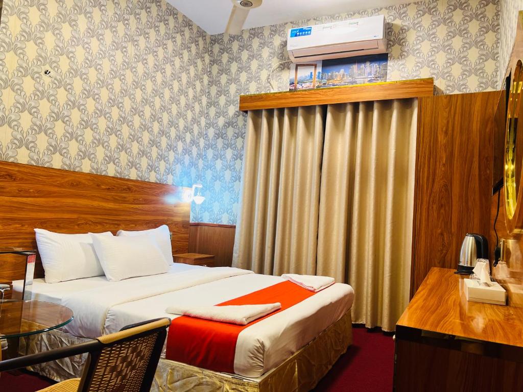 Postel nebo postele na pokoji v ubytování Parasol Hotel
