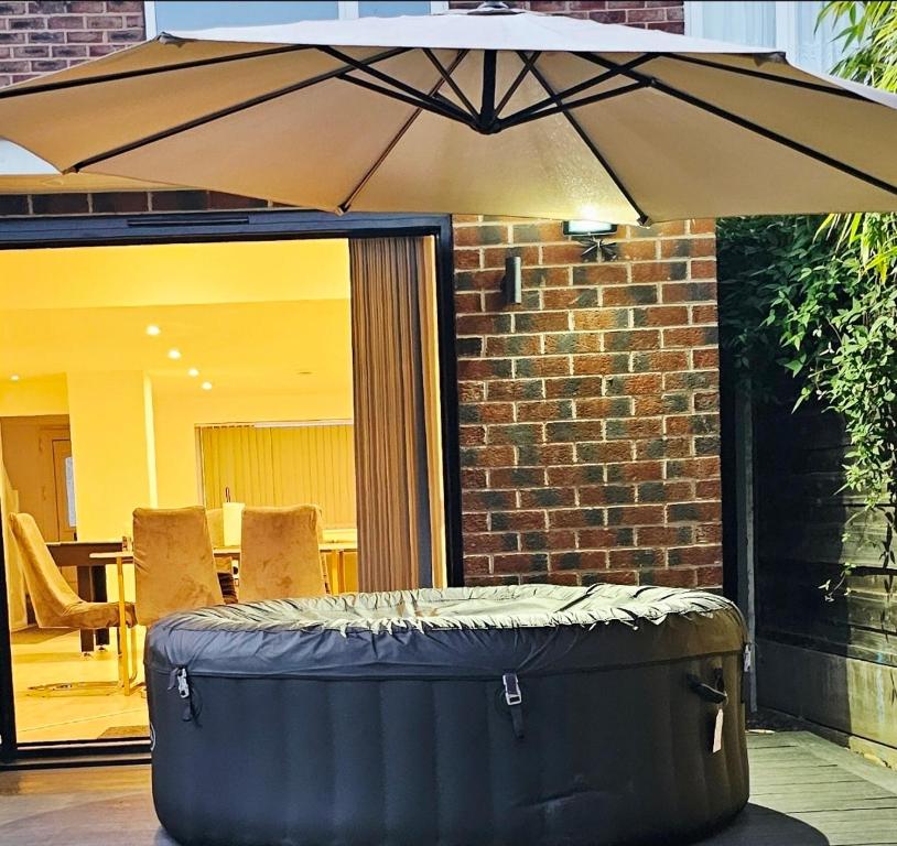 Χώρος καθιστικού στο Manchester 2BR Luxe Lounge, Hot Tub, Pool Table