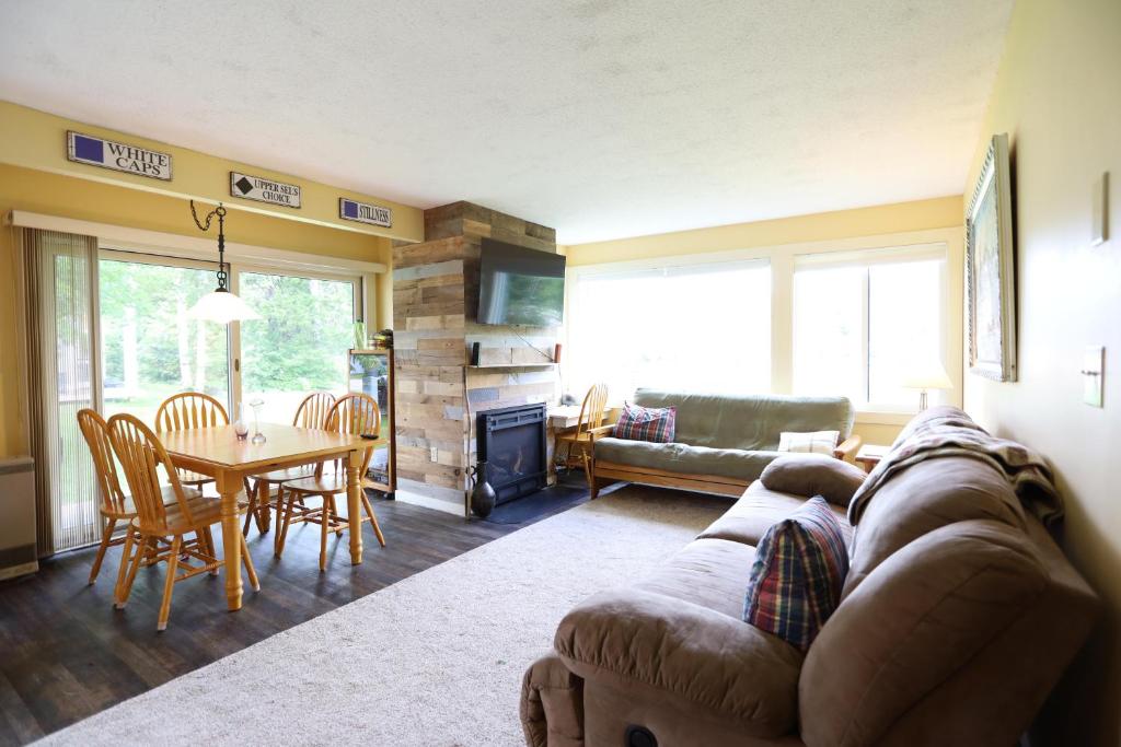 una sala de estar con un sofá y una mesa en Sunnyside 9, WV, en Waterville Valley