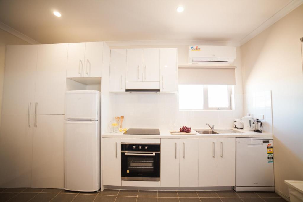 Kuchyň nebo kuchyňský kout v ubytování Exmouth Escape Resort