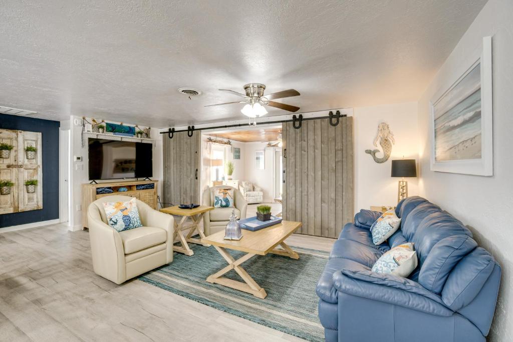 Khu vực ghế ngồi tại 2 Mi to Manasota Key Beach Home with Yard