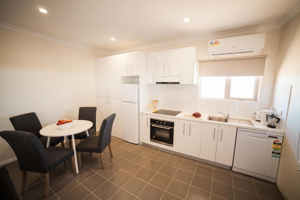 Kuchyň nebo kuchyňský kout v ubytování Exmouth Escape Resort