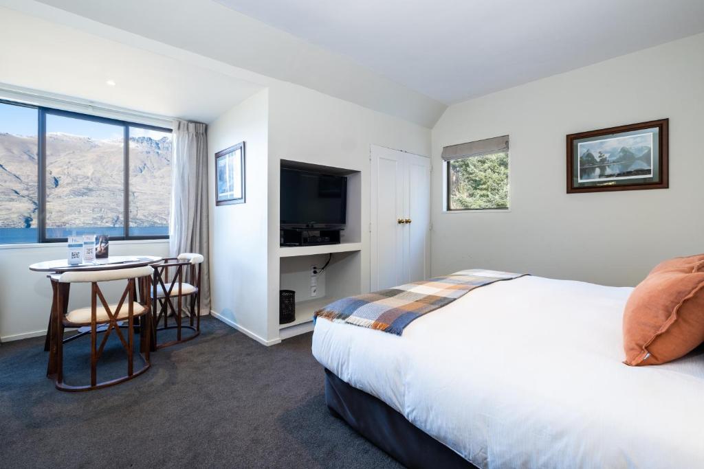 Rúm í herbergi á Hidden Lodge Queenstown