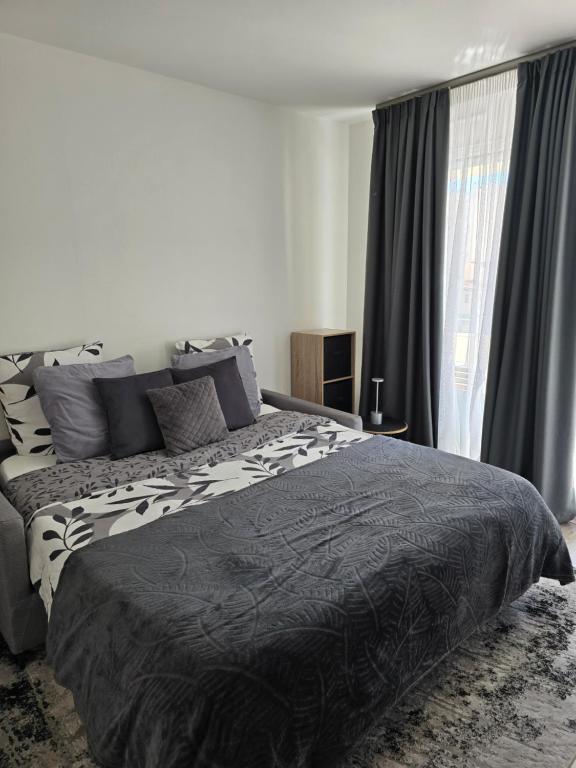 une chambre avec un lit noir et blanc et une fenêtre dans l'établissement Lovely 1 bedroom vacation home with free parking., à Nice