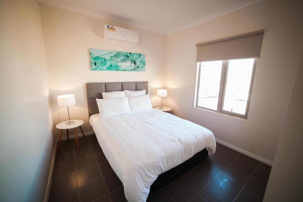 Postel nebo postele na pokoji v ubytování Exmouth Escape Resort