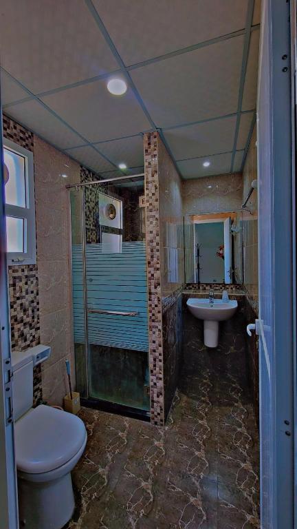 un bagno con doccia, WC e lavandino di Dar Shaden a Mascate