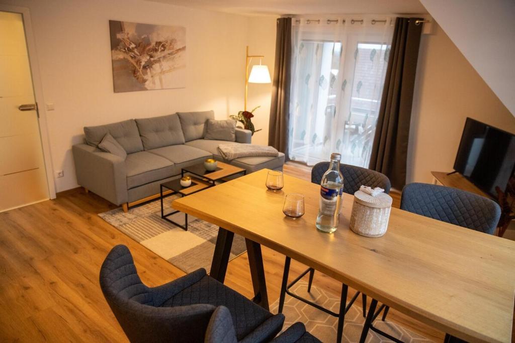 een woonkamer met een tafel en een bank bij Wohnung Pinot in Seenähe in Friedrichshafen