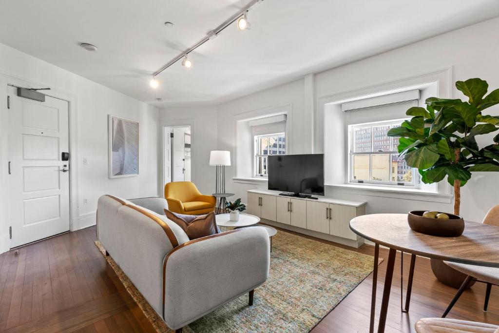 TV a/nebo společenská místnost v ubytování Placemakr Dupont Circle
