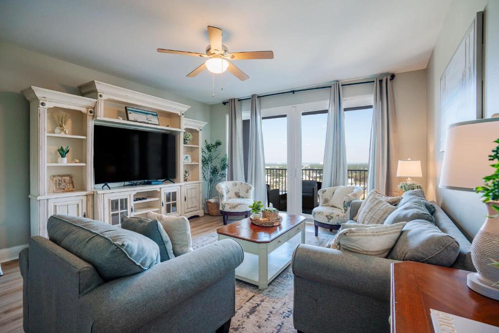Una sala de estar con sofás y un televisor de pantalla plana. en Whitesands Retreat - Incredible Resort Home, en Panama City Beach