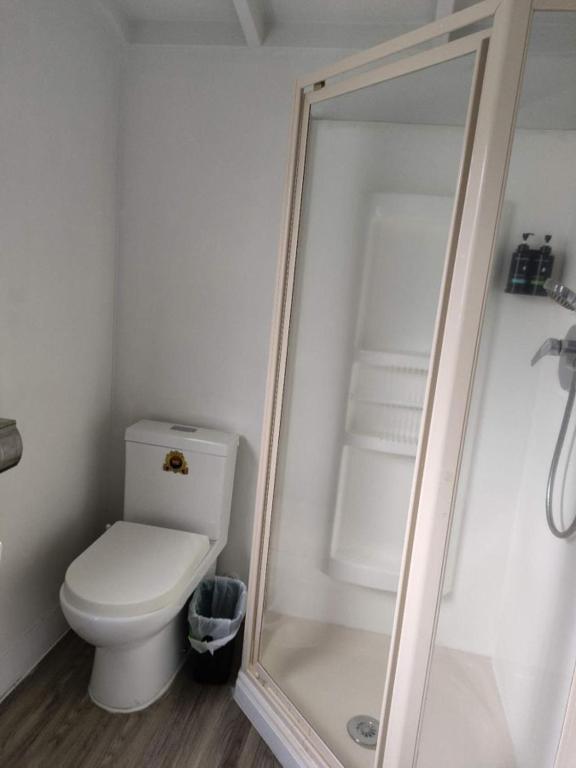 2 double beds including 1 double sofa bed Garden Chalet, 7A - Resim 9