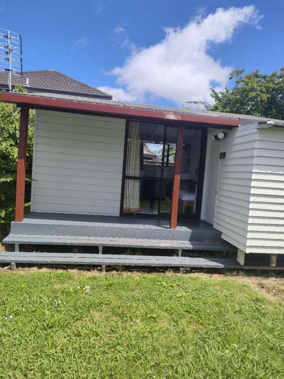 2 double beds including 1 double sofa bed Garden Chalet, 7A - Resim 10