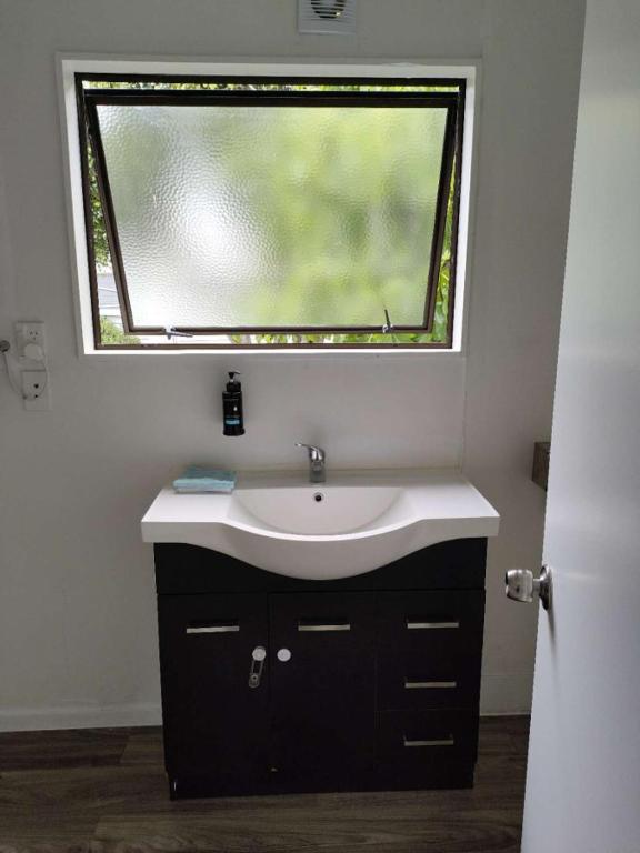 2 double beds including 1 double sofa bed Garden Chalet, 7A - Resim 3