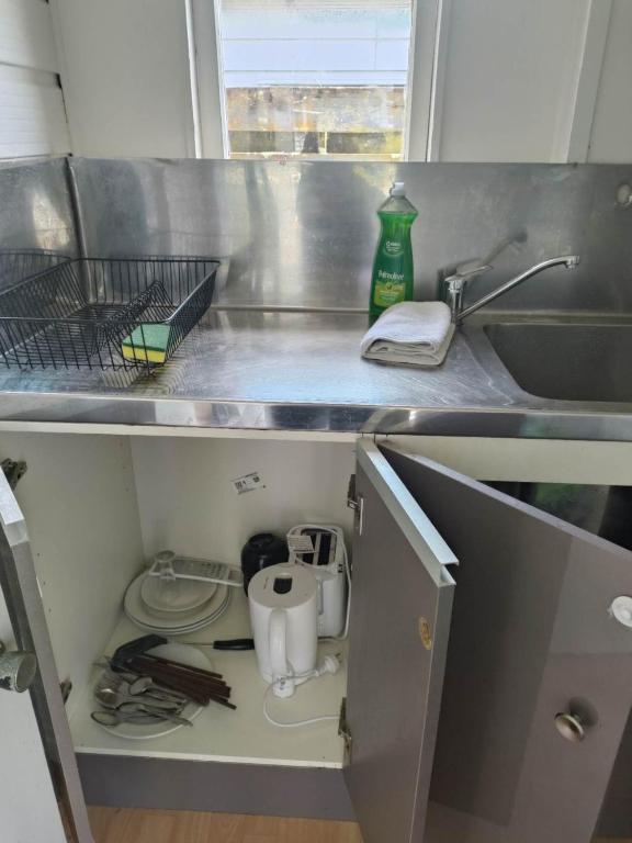 2 double beds including 1 double sofa bed Garden Chalet, 7A - Resim 4