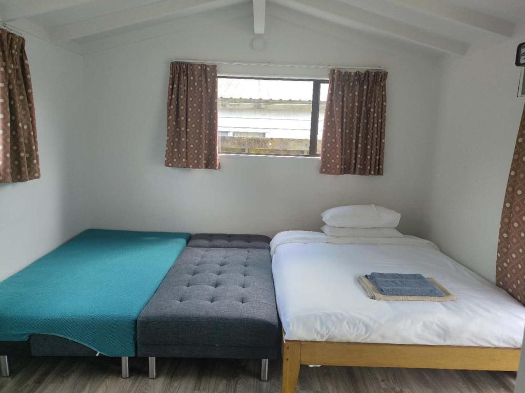 2 double beds including 1 double sofa bed Garden Chalet, 7A - Resim 2