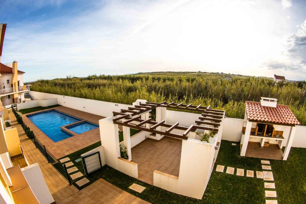Výhled na bazén z ubytování Apartments Baleal: Close to the Sea + Pool nebo okolí
