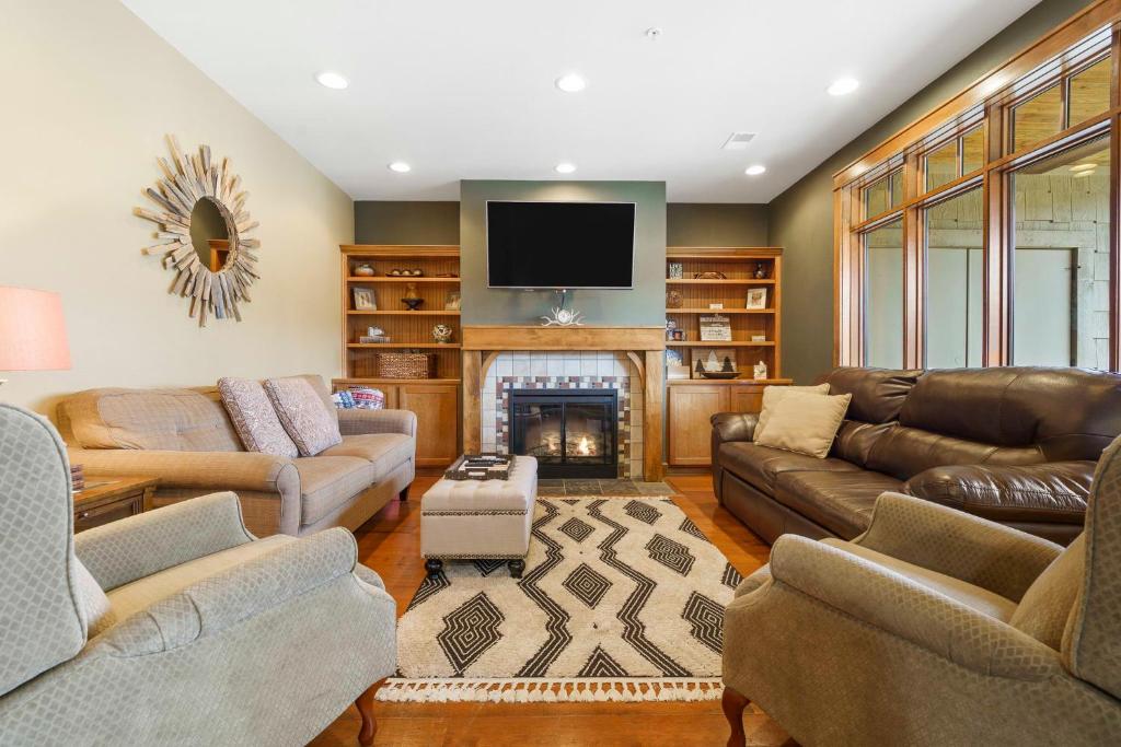 Ruang duduk di Taneycomo Retreat - Lakefront Condo